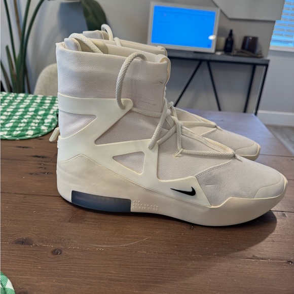 Athletic_Shoes